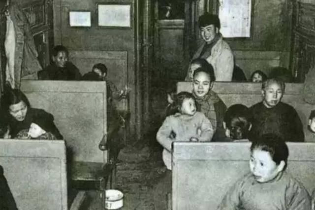  排队■被藏40年的春运偷拍照：那一年，我排队到通宵，那一年…