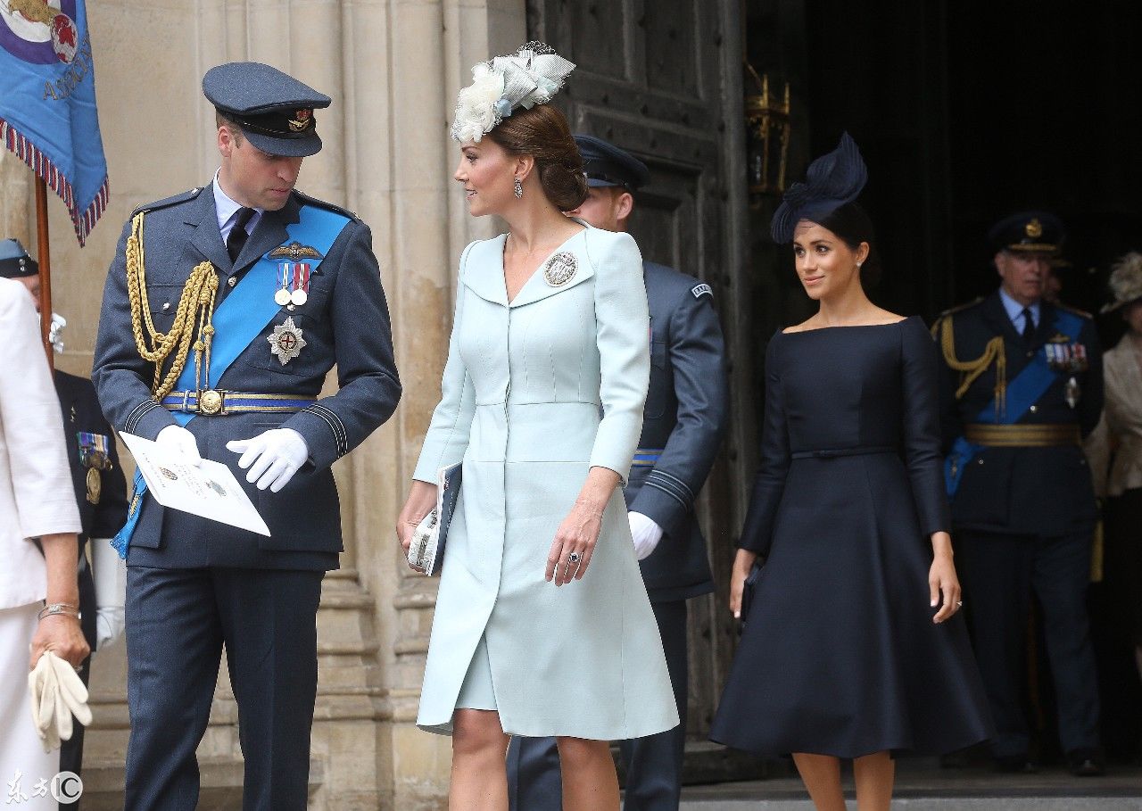 凯特王妃和梅根同场出席皇家活动 梅根的藏蓝连衣裙好漂亮