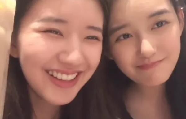 【漂亮】赵露思和蒋依依吃麻辣烫，两个人全是纯裸妆出境，果真漂亮美女只跟漂亮美女玩