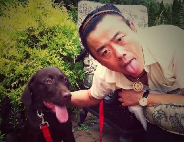 某某起诉周立波夫妇索赔4500万美金，勃然大怒回应想要钱自己去印