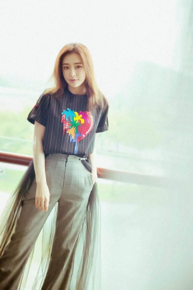 阔腿裤挂薄纱看不懂?秦岚刘惜君却抢着撞衫，网友:这是个性!