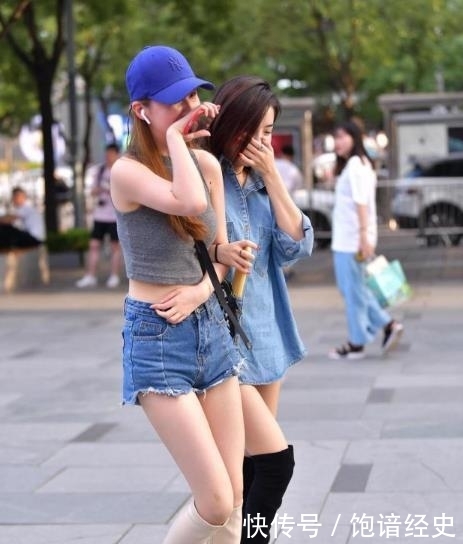 美女@街拍美女:紧身牛仔裙,时尚优美,凸显小姐姐的超模气质!