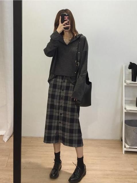  「品味」连帽衬衫搭配出时尚养眼的造型，展现出高级的穿搭品味