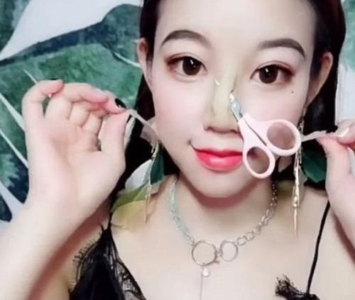 中国一女子“变脸”视频被英国媒体转发，英国网友：化妆就是欺骗