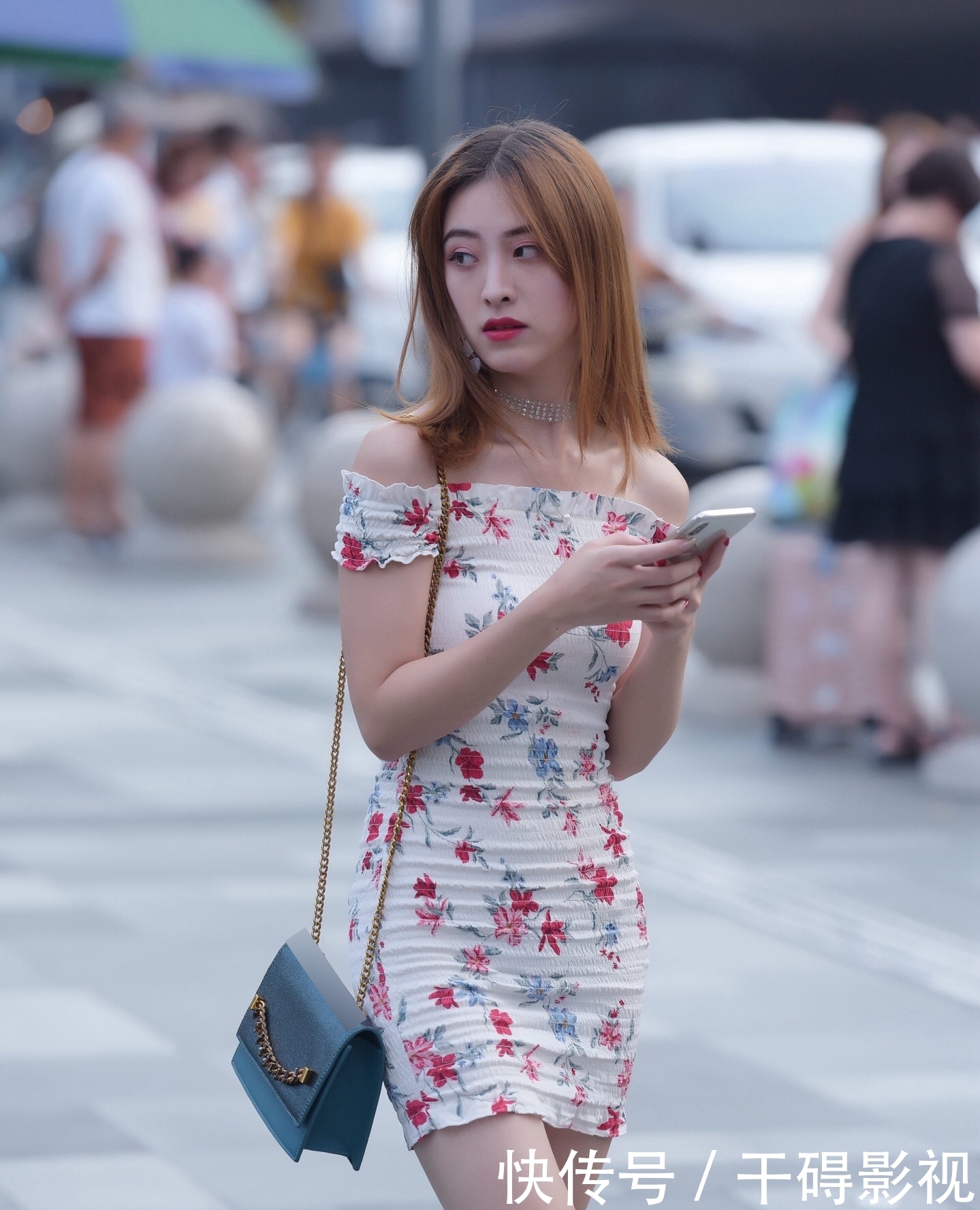  『清新』露肩紧身短裙，穿出清新女人味