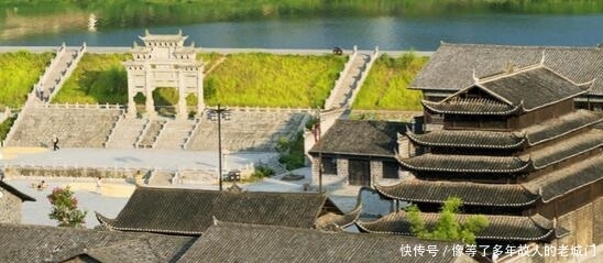 湘、鄂、渝、黔四省市交界地方有个古镇, 距今有6000年历史