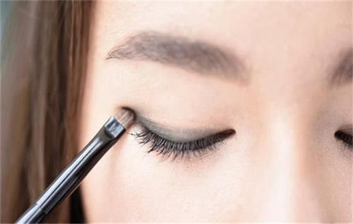 「轻松」女生化淡妆的正确步骤 6步让你轻松拥有“高级脸”