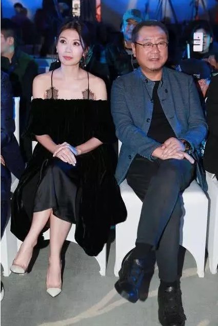 贾静雯敢穿，吊带裙明艳动人，网友:好担心会掉下来，想帮她接住