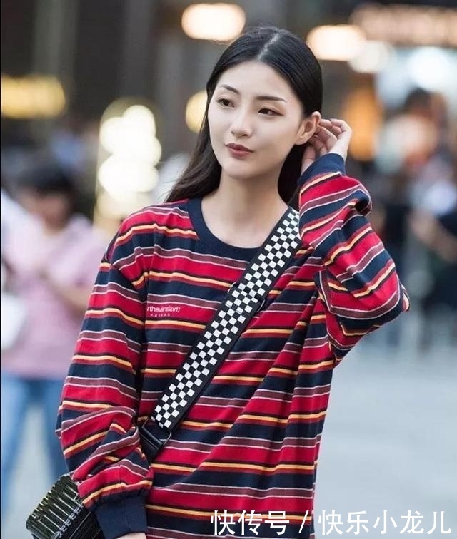 美女|路人街拍，美女留着一头大波浪的发型，看上去十分的有韵味