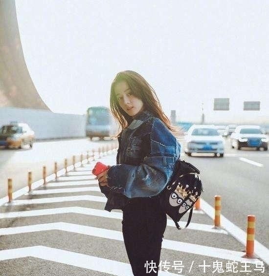『迪丽』只是一张机场照，迪丽热巴就展现完美身材，好身材是这样来的