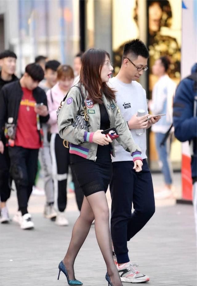  美女|街拍：美女把衬衫打个结穿出街，特别的迷人