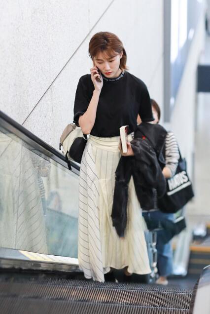 34岁李斯羽长裙配平底鞋，却是长腿既视感！网友：还好没穿高跟鞋