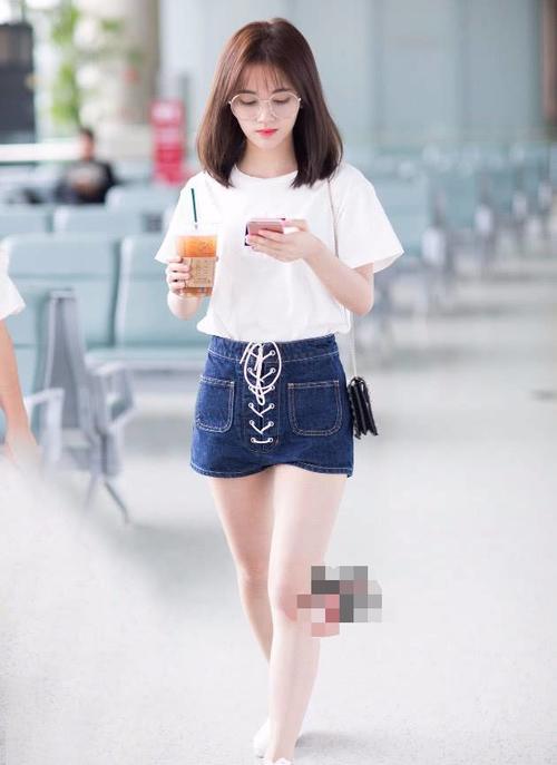 鞠婧祎把“记事本”当包背，上面的字绝了，不愧是中国四千年美女