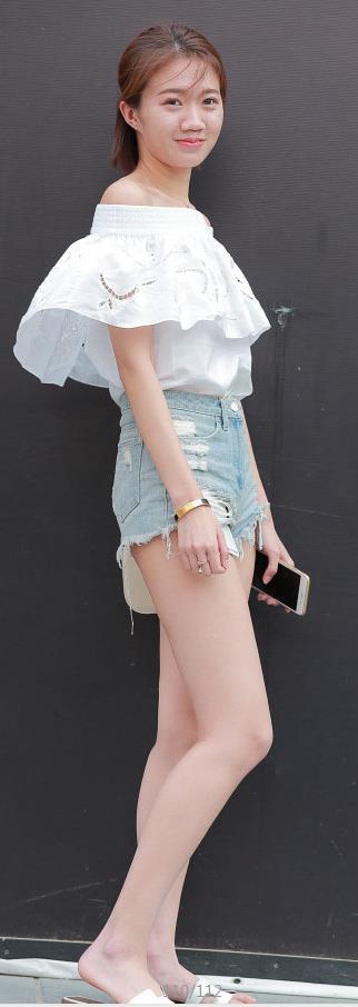 气质小姐姐一字肩花瓣裹胸展现玲珑有致，丰润的双腿很吸睛