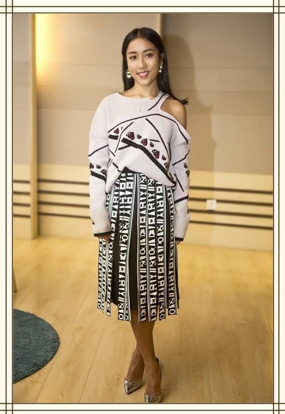 吉克隽逸咋想的?腿粗还穿窄短裤,勒出的赘肉看得我尴尬症都犯了