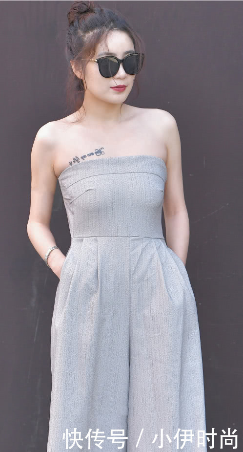 性感小姐姐抹胸装尽显丰满胸部，线条娇美圆润的背影，让人眼前一