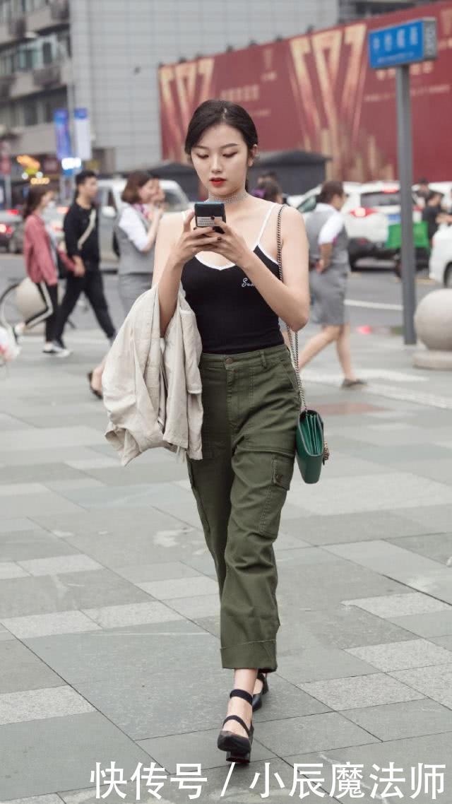 『美女』美女穿搭:清爽的气质简洁迷人,给人小清新的感觉,十足的街头风