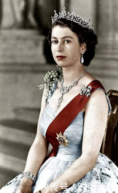 伊丽莎白女王，你的王冠永远不会掉