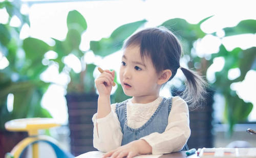 盘点：方脸盘怎么了？女儿是萌神老公是冠军，自己还有两米大长腿