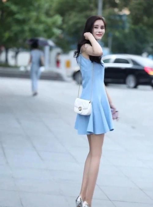  #脚后跟#小姐姐的腿被施了魔法吗？脚后跟从侧面看是“扁”的，太细了！