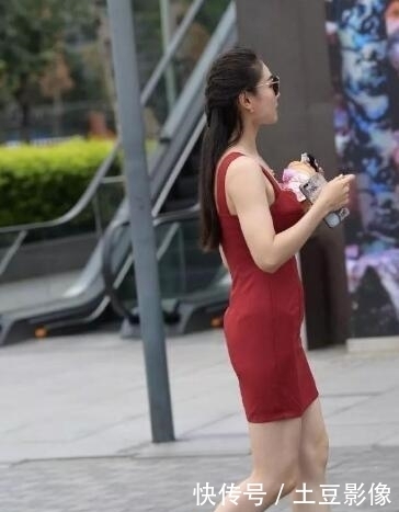  『美女』街拍美女时尚，时尚活力又脱俗，秋天不冷吗