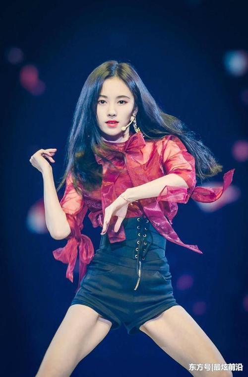 鞠婧祎也疯狂！短裤短到露出安全裤，一般人可不敢这样穿上台的