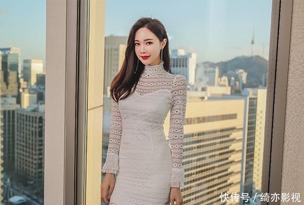  [凸显]街拍：时尚甜美的连衣裙小姐姐，身材妙曼，凸显独特魅力