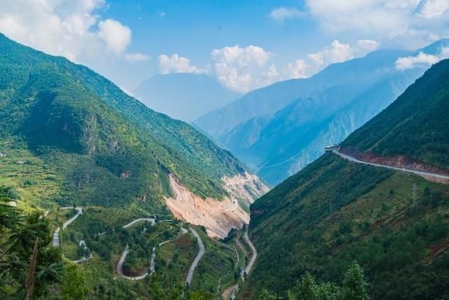 丽江自驾到泸沽湖，那段不比秋名山差的十八弯，可一定要小心！