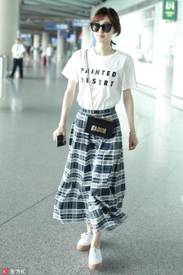 唐嫣把这几款T恤都穿了个遍，超低门槛百搭款谁穿谁美！