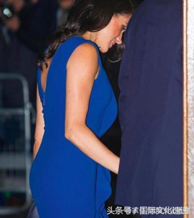 37岁梅根出席演唱会，蓝色连衣裙又双叒叕惊艳全场，Dior耳钉抢镜