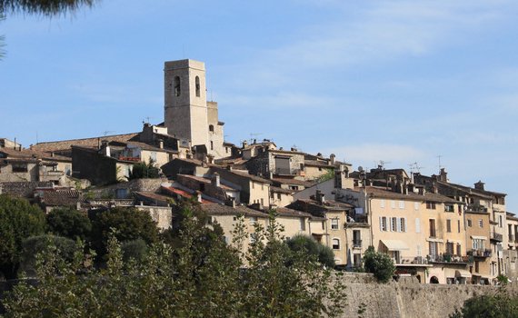 法国有一座海边“裸城”,严禁穿衣进入,每天接待40000名游客