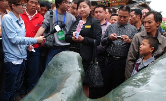 河底发现40吨巨石，3农民合资13万运回，竟卖了1000万元