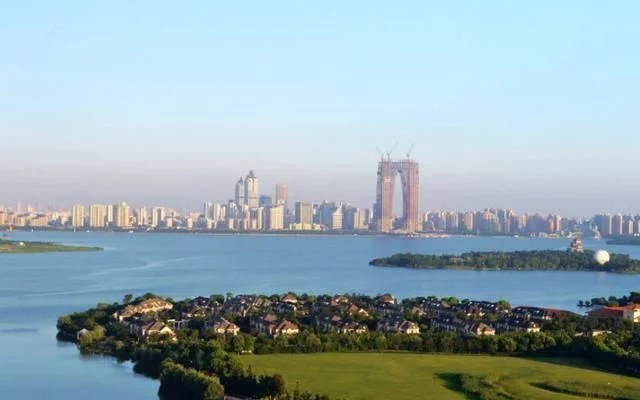 中国最有魅力的两个湖泊,同是5A级免费景点,一个自然一个现代【2020热门旅游景点】