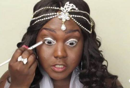 黑人妹子要去相亲，化妆竟然用半斤粉底，不料遭到对方一见钟情！