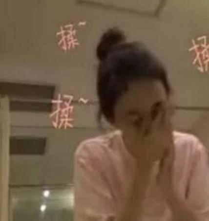 20岁的美女为保持形象, 长达两年没有卸妆, 后果却让人担忧