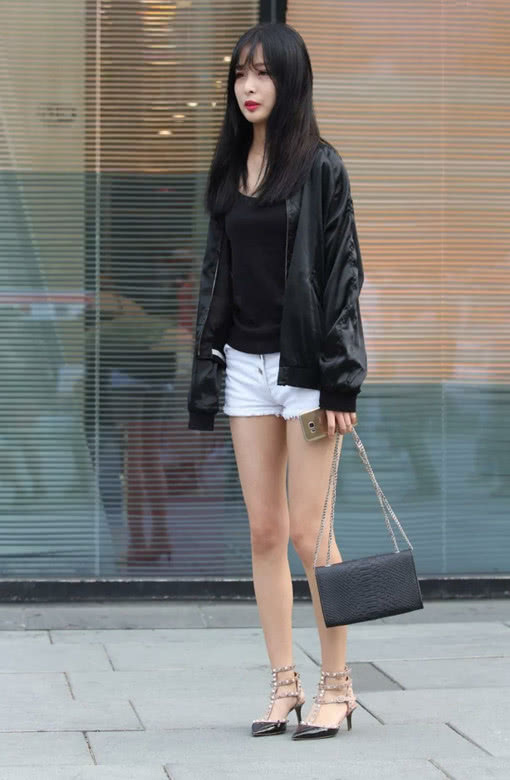 眉间过宽有点呆的小姐姐，是不是被人骗了，一直在这里傻傻的等