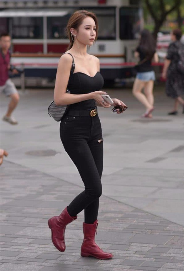 街拍：一个紧身的肚脐装，恰巧露出了小仙女的小蛮腰