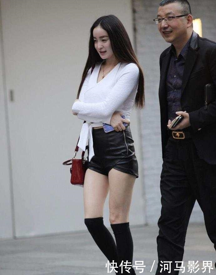 美女■美女穿过膝袜搭配包臀裤出街, 旁边的男人是她父亲吗，街拍