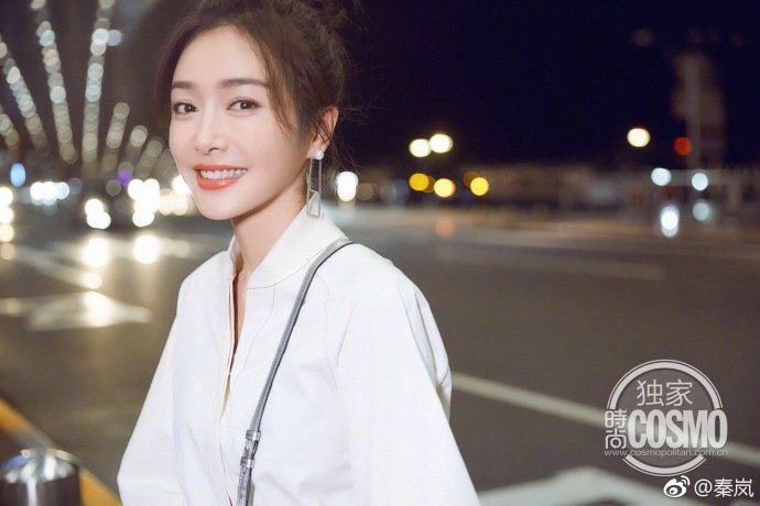 37岁的秦岚真的太美啦，白色连衣长裙出镜：美成18岁少女！