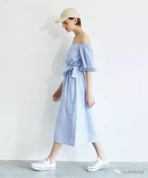 炎热夏天里就穿上日系成熟的露肩上衣展现时髦风格!