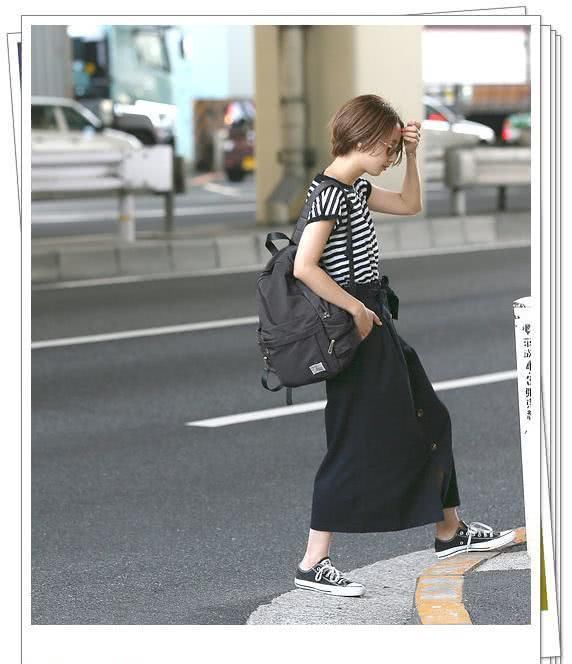  受欢迎：黑色背包越来越受欢迎！看看日本女孩春天怎么搭配它吧