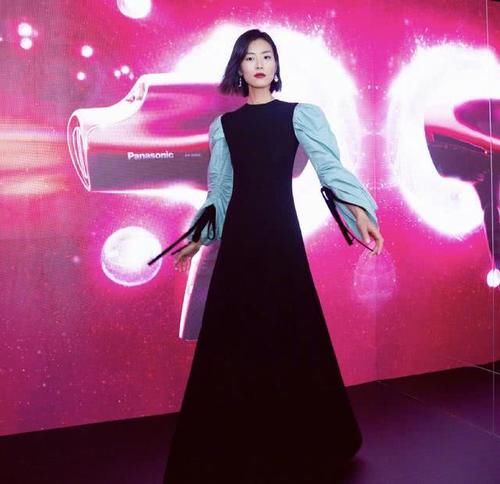 女人:刘雯的礼裙太A了,“松紧带”也能穿出高级感,短发更有女人味儿