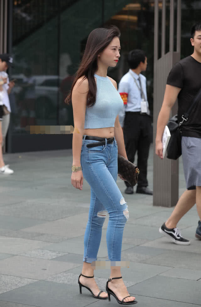 潇洒玉女紧身露脐背心蛮腰曲线柔美,走路的姿态像超模一样有气势