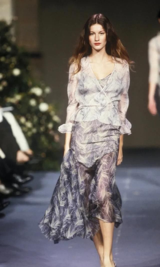 吉赛尔：碎花裙秀美腿，40岁顶级身材，“世界第一超模”吉娘娘拍杂志
