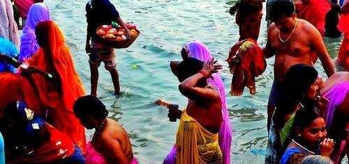 奇葩印度:男女老少在飘满垃圾的恒河里混浴,还用木棍刷牙