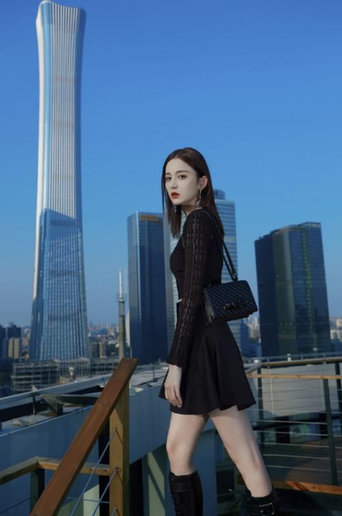 古力娜扎穿短裙凹造型 大秀蛮腰和细长美腿