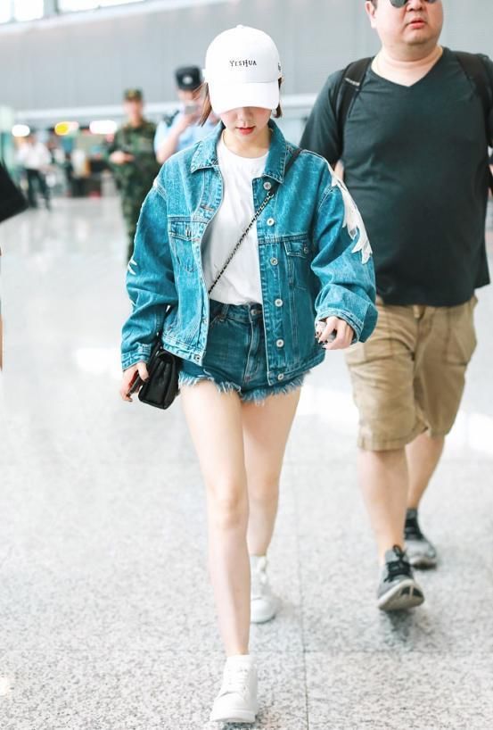 邓紫棋瘦了多少?这么窄的短裤也穿得下，网友:100斤不到我信了