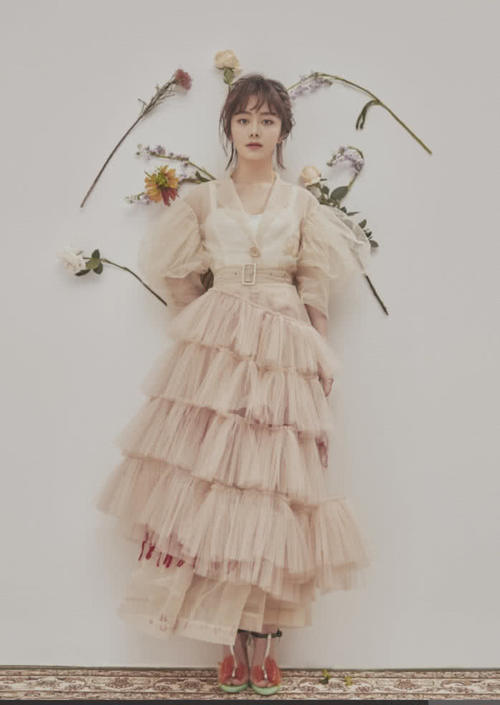 谭松韵穿薄纱遮大长腿,一转身大秀美背,一根带子带出小性感!