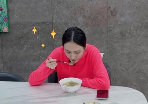 娱乐圈■王鸥自己做早饭吃,有谁注意她碗里吃的饭?打脸半个娱乐圈