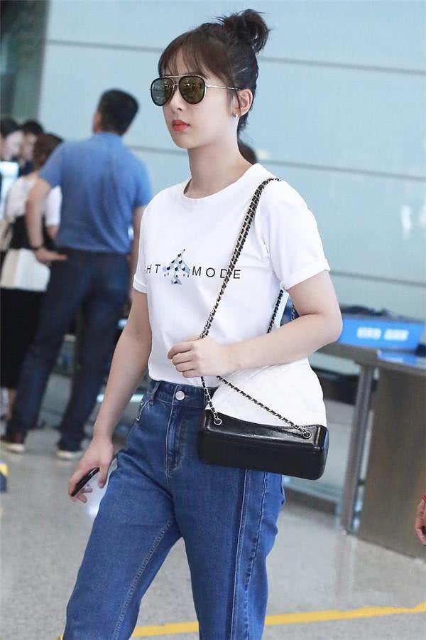 杨紫这么穿真显胖，直筒裤塞进T恤，网友：大长腿穿成短粗腿